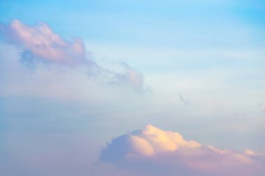 Havada beyaz bulutlar hareket ederken.