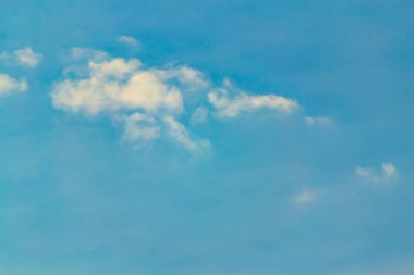 Havada beyaz bulutlar hareket ederken.