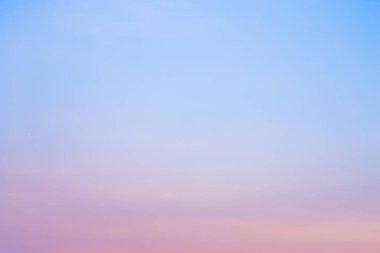 Gökyüzü güneşli bir günde gökyüzünde yüzen.