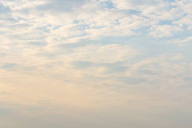 Havada beyaz bulutlar hareket ederken.