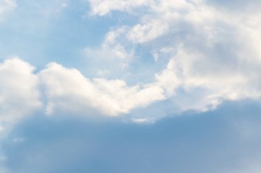 Havada beyaz bulutlar hareket ederken.