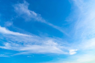 Beyaz bulut içinde elektronik bağlantı.