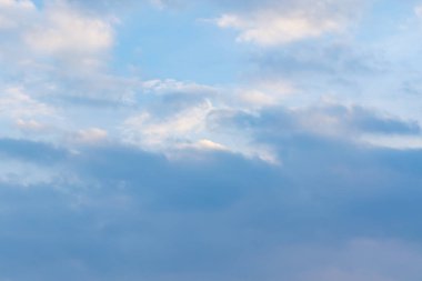 Beyaz bulut içinde elektronik bağlantı.