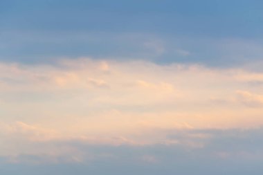 Beyaz bulut içinde elektronik bağlantı.