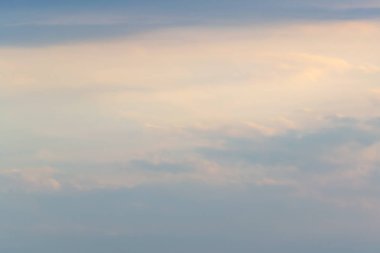 Beyaz bulut içinde elektronik bağlantı.