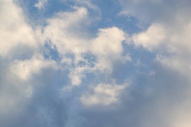 Beyaz bulut içinde elektronik bağlantı.