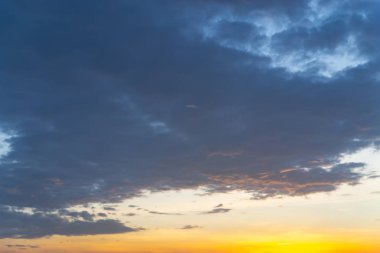 Bulutlar gökyüzü ve güneş yaz akşamı.