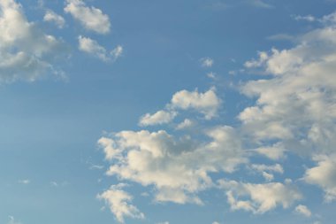 Beyaz bulut içinde elektronik bağlantı.