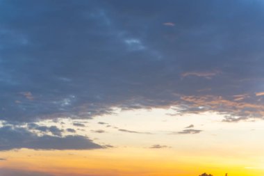 Bulutlar gökyüzü ve güneş yaz akşamı.
