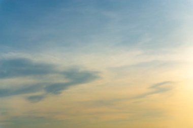 Gökyüzü güneşli bir günde gökyüzünde yüzen.