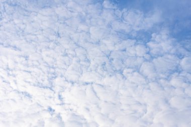 Rüzgarla hareket bulutlu gökyüzü.