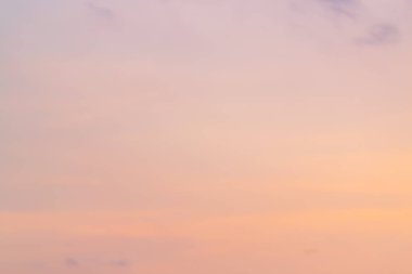 Yağmur mevsimi sabah güneş parlar.