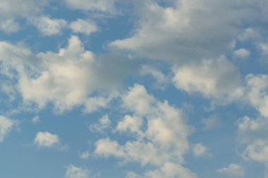 Rüzgarla hareket bulutlu gökyüzü.