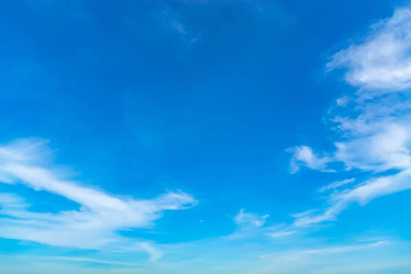 Простір Повітрі Білими Хмарами Рухається — стокове фото