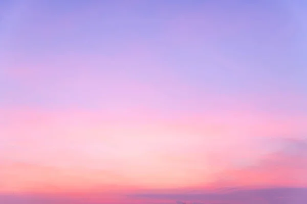 Bulutlar gökyüzü ve güneş yaz akşamı.