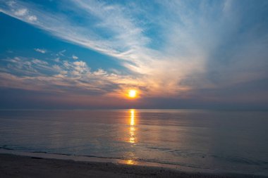 Güneş sabah denizden yükselmeye başladı.