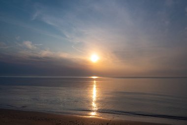 Güneş sabah denizden yükselmeye başladı.