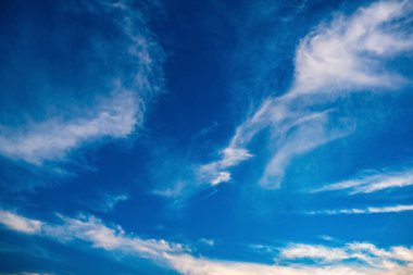 Havada beyaz bulutlar hareket ederken.