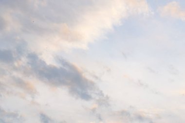 Havada beyaz bulutlar hareket ederken.