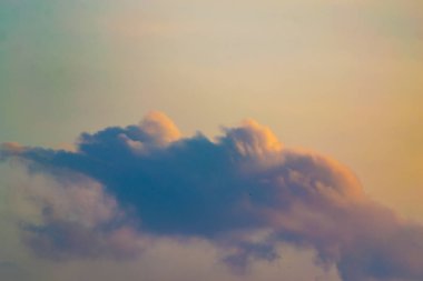 Gökyüzü görmek gün renkleri dolu ki, bu bir mucize..