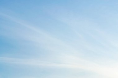 Havada beyaz bulutlar hareket ederken.