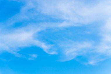 Havada beyaz bulutlar hareket ederken.