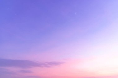 Bulutlar gökyüzü ve güneş yaz akşamı.