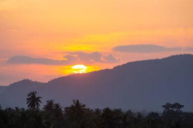Sabah güneşiyle Denizde bir tekne.