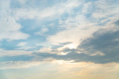  Mavi gökyüzü ve bulutlar arka plan..