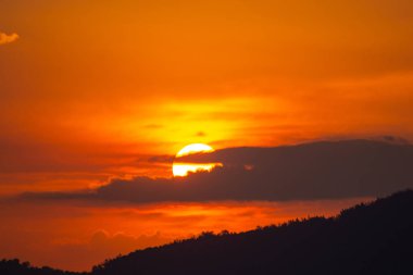 Sabah güneşiyle Denizde bir tekne.