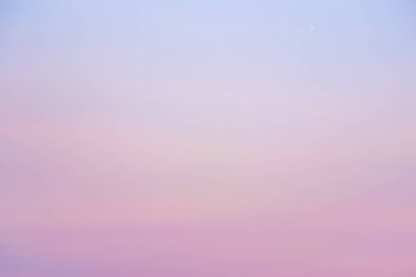 Gökyüzü güneşli bir günde gökyüzünde yüzen.