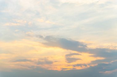 Rüzgarla hareket bulutlu gökyüzü.