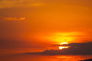 Sabah güneşiyle Denizde bir tekne.