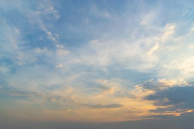 Rüzgarla hareket bulutlu gökyüzü.