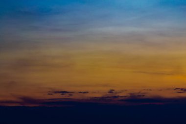 Gökyüzü görmek gün renkleri dolu ki, bu bir mucize..