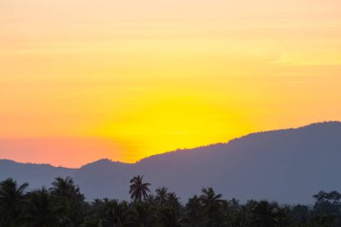 Bulutlar gökyüzü ve güneş yaz akşamı.