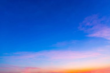 Öğleden sonra sırasında beyaz bulutlar ile mavi gökyüzü.