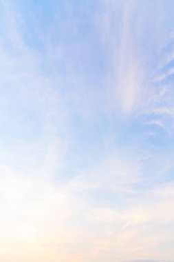 Öğleden sonra sırasında beyaz bulutlar ile mavi gökyüzü.