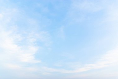 Öğleden sonra sırasında beyaz bulutlar ile mavi gökyüzü.