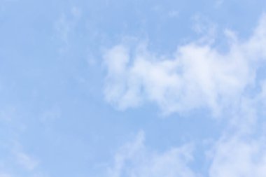 Öğleden sonra sırasında beyaz bulutlar ile mavi gökyüzü.