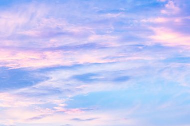 Bulutlar gökyüzü ve güneş yaz akşamı.