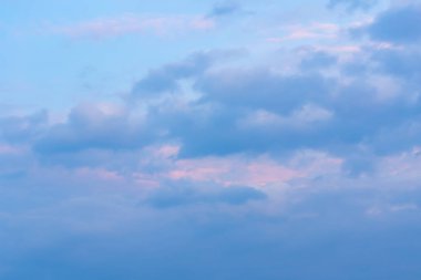 Öğleden sonra sırasında beyaz bulutlar ile mavi gökyüzü.