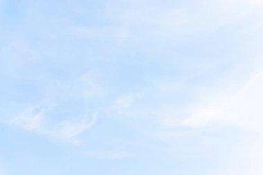 Öğleden sonra sırasında beyaz bulutlar ile mavi gökyüzü.