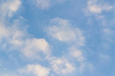 Öğleden sonra sırasında beyaz bulutlar ile mavi gökyüzü.