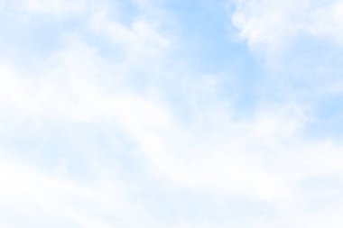 Öğleden sonra sırasında beyaz bulutlar ile mavi gökyüzü.