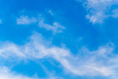 Öğleden sonra sırasında beyaz bulutlar ile mavi gökyüzü.