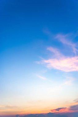 Öğleden sonra sırasında beyaz bulutlar ile mavi gökyüzü.