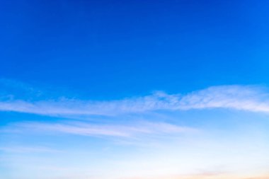 Öğleden sonra sırasında beyaz bulutlar ile mavi gökyüzü.