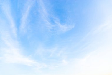 Öğleden sonra sırasında beyaz bulutlar ile mavi gökyüzü.