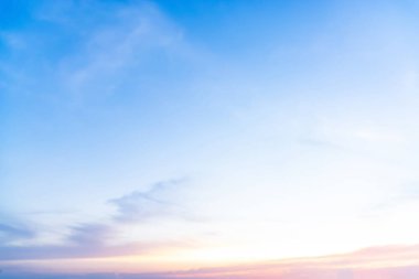 Öğleden sonra sırasında beyaz bulutlar ile mavi gökyüzü.